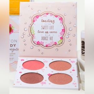 Brand new blush pallet with beautiful shimmery shades.